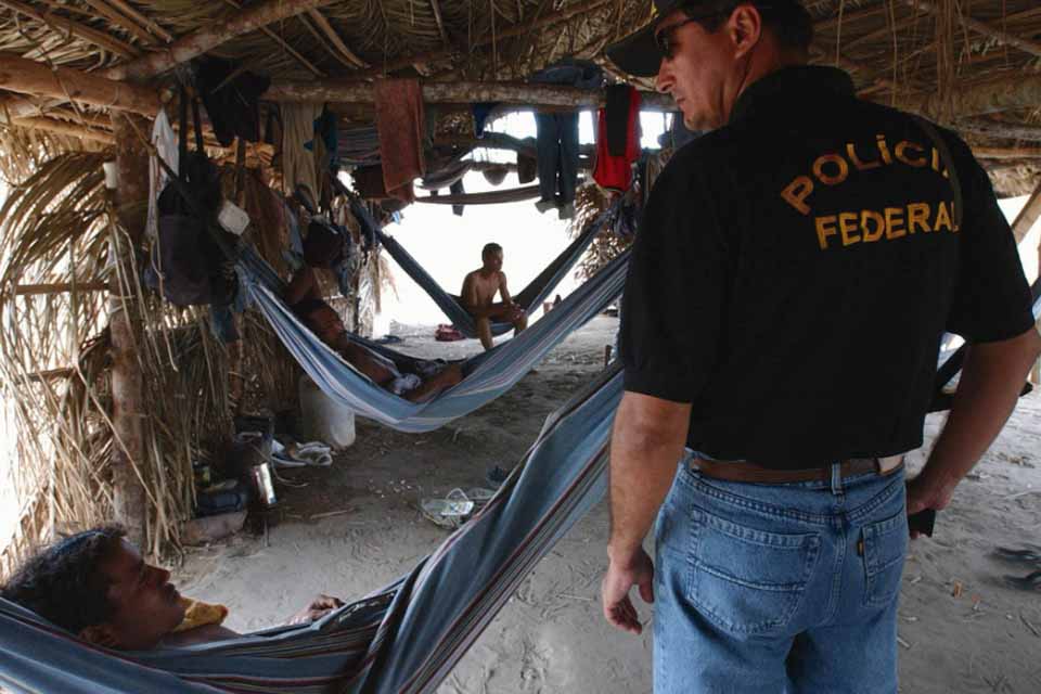 <div style="
                font-size: 18px;
                font-weight: bold;
                color: #0073aa;
                margin-bottom: 5px;
                text-transform: uppercase;
            ">TRABALHO ESCRAVO</div>Apenas 4% dos réus por trabalho escravo são condenados por todos os crimes no Brasil