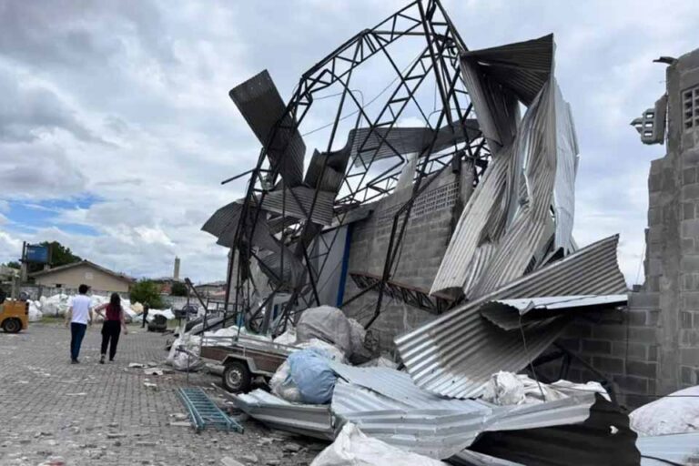 Tornado de 180 km/h deixa centenas de casas danificadas e moradores feridos em São José dos Pinhais