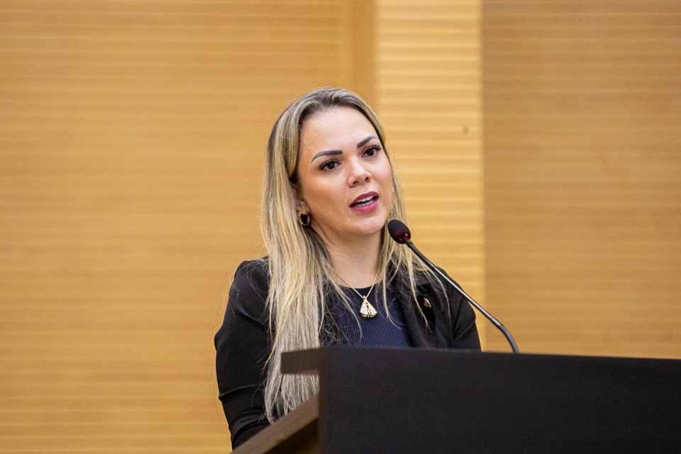 <div style="
                font-size: 18px;
                font-weight: bold;
                color: #0073aa;
                margin-bottom: 5px;
                text-transform: uppercase;
            ">EDUCAÇÃO INCLUSIVA</div>Cláudia de Jesus solicita mudanças em editais da Seduc para incluir vagas de professores e intérpretes de Libras