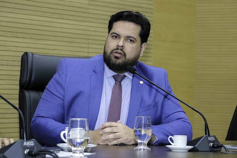 <div style="
                font-size: 18px;
                font-weight: bold;
                color: #0073aa;
                margin-bottom: 5px;
                text-transform: uppercase;
            ">INFRAESTRUTURA VIÁRIA</div>Microrrevestimento na Linha P-50 avança em Alta Floresta d’Oeste após indicação de Jean Oliveira