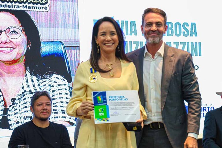 Promotora do MPRO recebe comenda Madeira Mamoré em cerimônia dos 111 anos de Porto Velho
