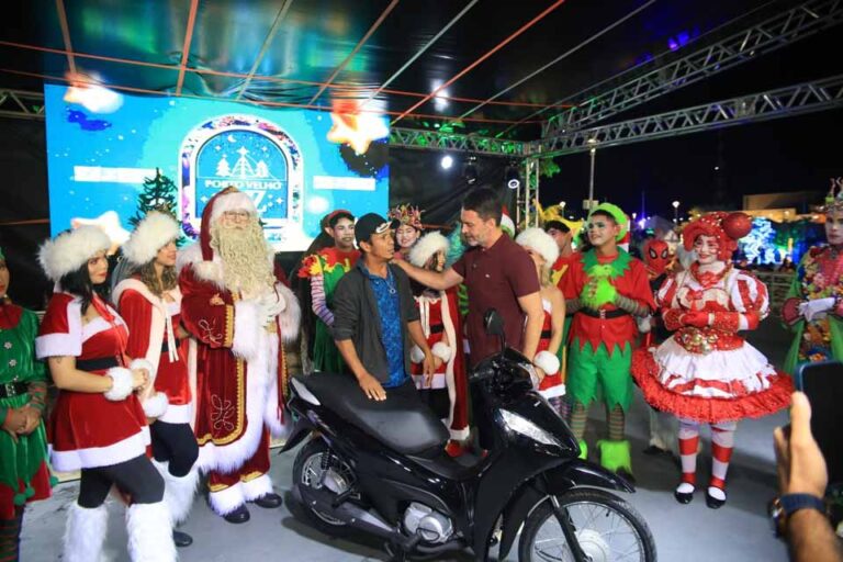 Sorteio de motocicleta marca encerramento do Natal Porto Velho Luz no Parque da Cidade