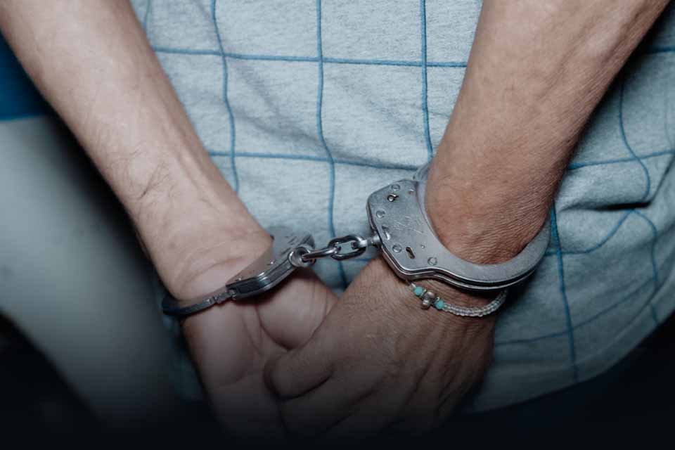 <div style="
                font-size: 18px;
                font-weight: bold;
                color: #0073aa;
                margin-bottom: 5px;
                text-transform: uppercase;
            ">TENTATIVA DE FEMINICÍDIO</div>Homem é preso em Cacoal por tentativa de feminicídio após violar medidas protetivas