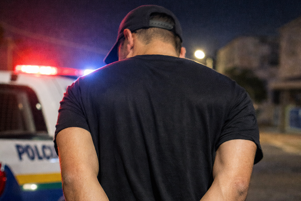 <div style="
                font-size: 18px;
                font-weight: bold;
                color: #0073aa;
                margin-bottom: 5px;
                text-transform: uppercase;
            ">OCORRÊNCIA POLICIAL</div>PM prende dois homens por furto, receptação e resistência durante ação em Cacoal