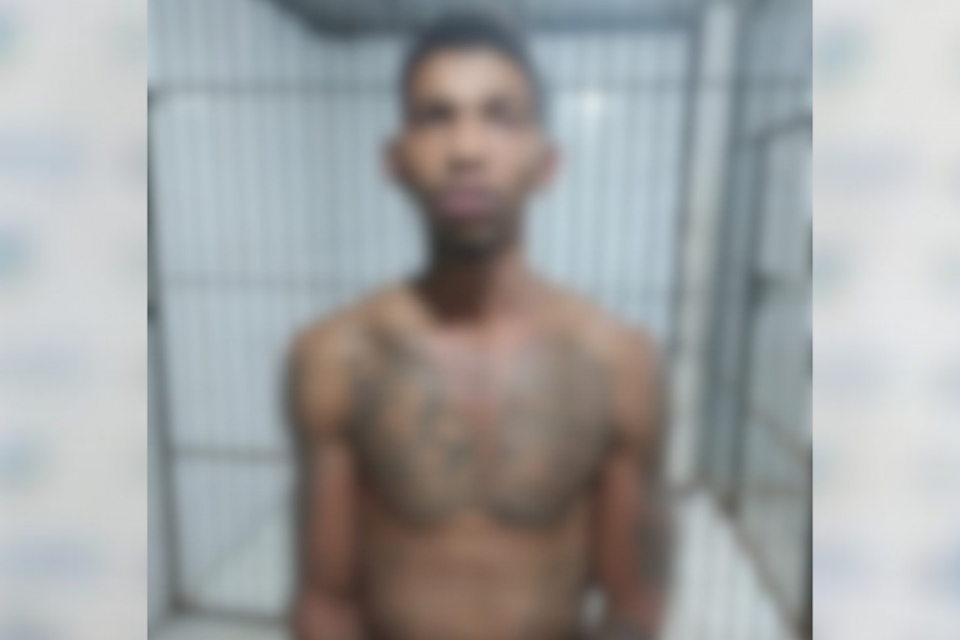 <div style="
                font-size: 18px;
                font-weight: bold;
                color: #0073aa;
                margin-bottom: 5px;
                text-transform: uppercase;
            ">PRISÃO EM FLAGRANTE</div>Suspeito é preso dentro de residência durante ação do 1º BPM em Porto Velho