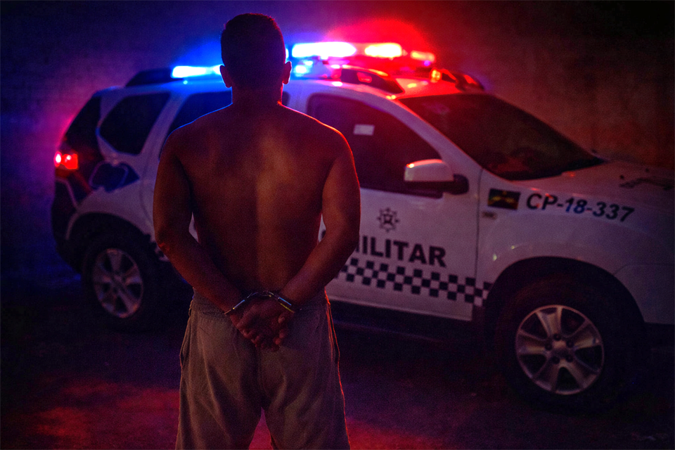 <div style="
                font-size: 18px;
                font-weight: bold;
                color: #0073aa;
                margin-bottom: 5px;
                text-transform: uppercase;
            ">TRÁFICO DE DROGAS</div>PM prende dois por tráfico e apreende drogas e balança de precisão em Vilhena