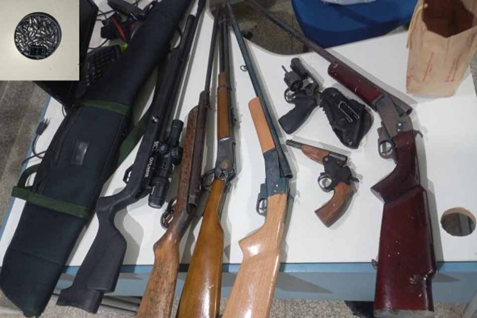 <div style="
                font-size: 18px;
                font-weight: bold;
                color: #0073aa;
                margin-bottom: 5px;
                text-transform: uppercase;
            ">APREENSÃO DE ARMAS</div>Polícia Militar apreende arsenal ilegal em área rural de Alto Paraíso após ação de inteligência