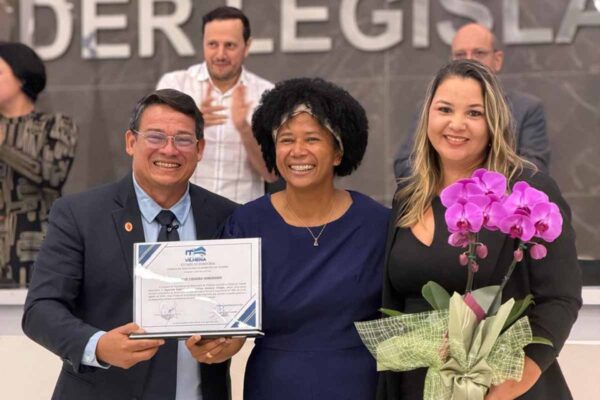 Deputada Sílvia Cristina recebe título de cidadã honorária de Vilhena em sessão solene na Câmara