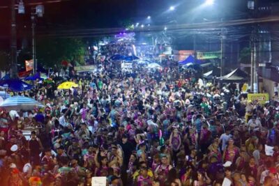 Banda do Vai Quem Quer mantém trio elétrico parado durante desfile por razões de segurança