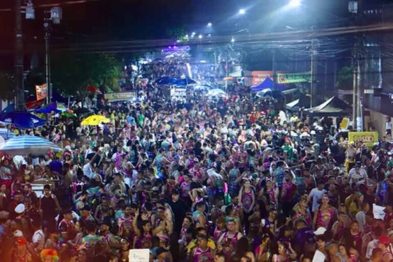 Banda do Vai Quem Quer mantém trio elétrico parado durante desfile por razões de segurança