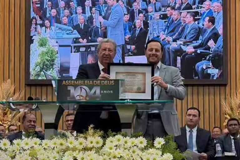 Prefeito Flori Cordeiro conta curiosidade sobre pastor Luchtenberg durante abertura das comemorações de 104 anos da Assembleia de Deus