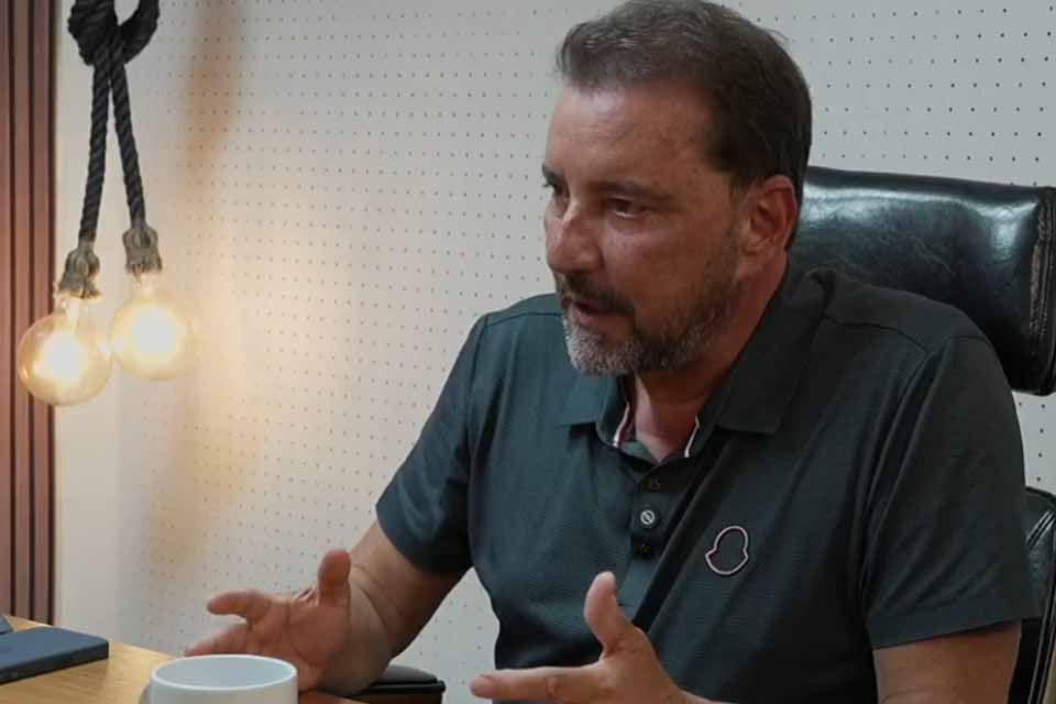 <div style="
                font-size: 18px;
                font-weight: bold;
                color: #0073aa;
                margin-bottom: 5px;
                text-transform: uppercase;
            ">ELEIÇÕES 2026</div>Hildon Chaves aponta falhas de gestão em Rondônia, critica pedágio da BR-364 e confirma que se afastou do governador