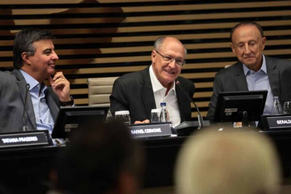Alckmin afirma que redução da jornada de trabalho é tendência mundial durante evento na Fiesp