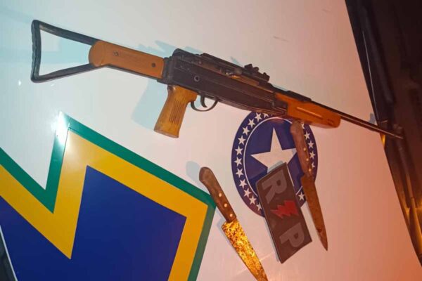Polícia Militar apreende rifle calibre .22 e facas após ocorrência de violência doméstica em Ji-Paraná