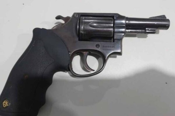 Homem é preso pela Polícia Militar suspeito de efetuar disparos contra mulher em apartamento de Porto Velho