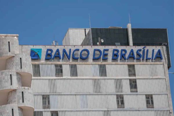 Justiça determina bloqueio de ações do BRB ligadas a investigados do Banco Master