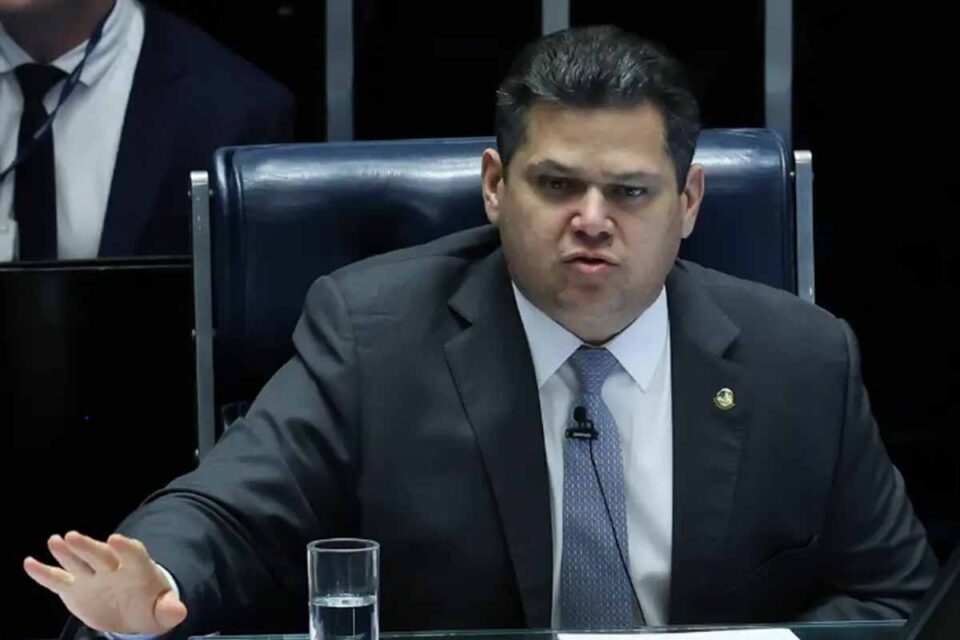 <div style="
                font-size: 18px;
                font-weight: bold;
                color: #0073aa;
                margin-bottom: 5px;
                text-transform: uppercase;
            ">CPMI DO INSS</div>Parlamentares recorrem a Alcolumbre para anular votação da CPMI do INSS sobre quebras de sigilo