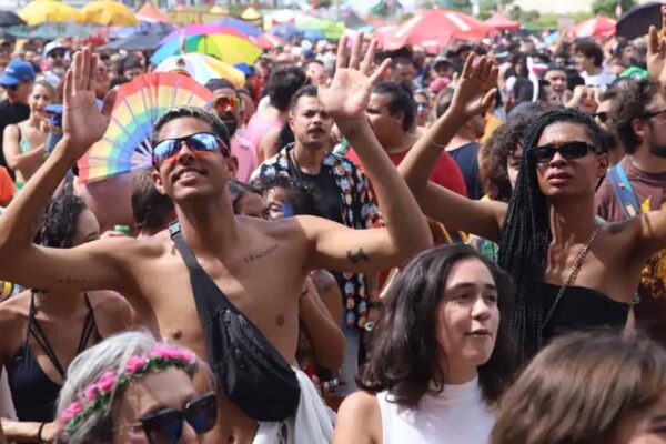 Especialistas reforçam hidratação e alimentação adequada para reduzir riscos à saúde no carnaval
