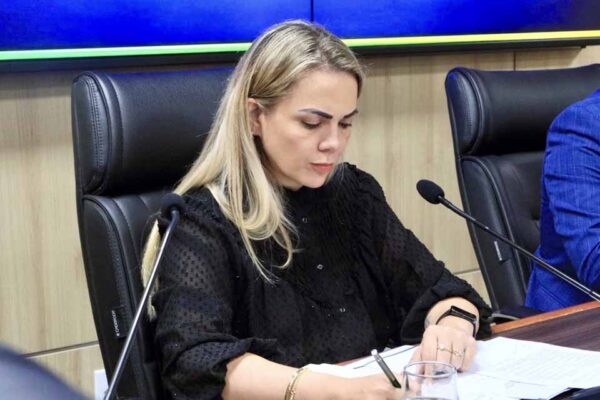 Cláudia de Jesus solicita isenção de ICMS e IPVA para pessoas com fibromialgia na compra de veículos em Rondônia