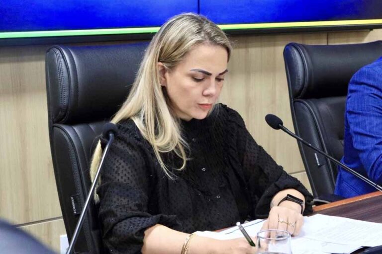 Cláudia de Jesus solicita isenção de ICMS e IPVA para pessoas com fibromialgia na compra de veículos em Rondônia