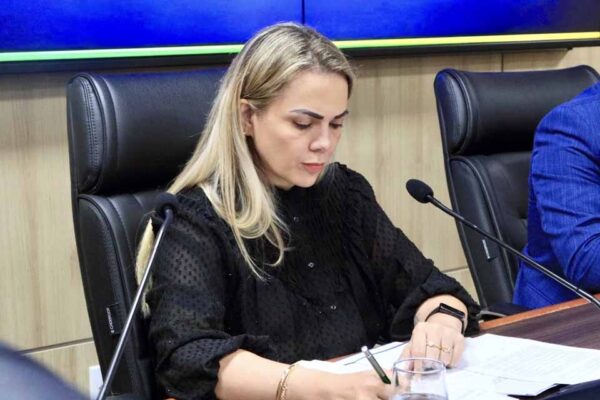 Cláudia de Jesus solicita inclusão de Nova Mamoré e Guajará-Mirim no programa Agora Tem Especialistas