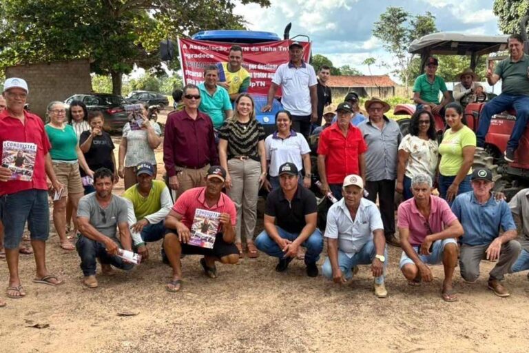 Cláudia de Jesus destina R$ 360 mil para compra de trator que atende zona rural de Urupá