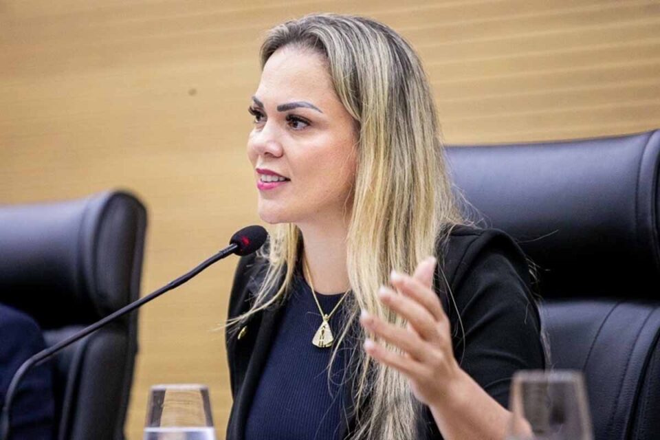 <div style="
                font-size: 18px;
                font-weight: bold;
                color: #0073aa;
                margin-bottom: 5px;
                text-transform: uppercase;
            ">FUNDO MUNICIPAL DE SAÚDE</div>Emenda de R$ 140 mil garante veículo para Hospital Jorge de Sá em Urupá