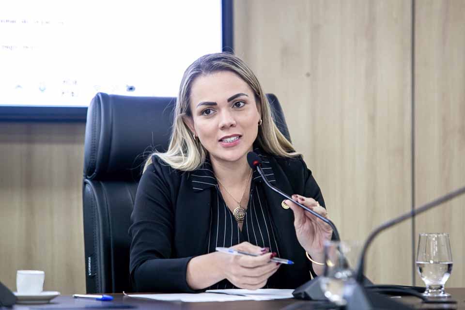 <div style="
                font-size: 18px;
                font-weight: bold;
                color: #0073aa;
                margin-bottom: 5px;
                text-transform: uppercase;
            ">INVESTIMENTOS EM SAÚDE</div>Cláudia de Jesus indica investimentos para equipamentos no CDI de Cacoal e ampliação de exames pelo SUS