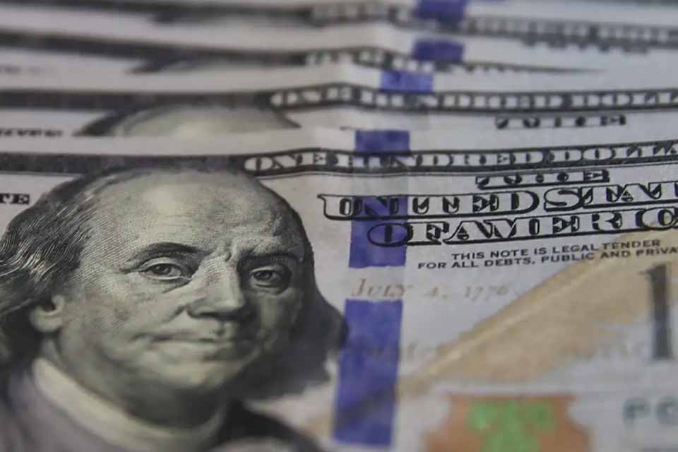 <div style="
                font-size: 18px;
                font-weight: bold;
                color: #0073aa;
                margin-bottom: 5px;
                text-transform: uppercase;
            ">MERCADO FINANCEIRO</div>Dólar fecha abaixo de R$ 5,20, atinge menor nível em quase dois anos