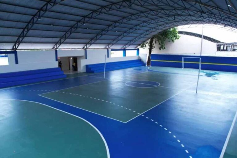 Obras em 10 escolas estaduais de Jaru e região modernizam quadras e ampliam espaços esportivos