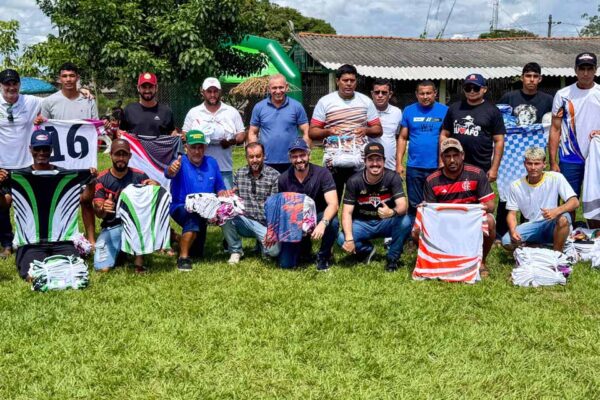 Ezequiel Neiva entrega uniformes a 26 equipes da 4ª Taça Vila Marcão em Alta Floresta