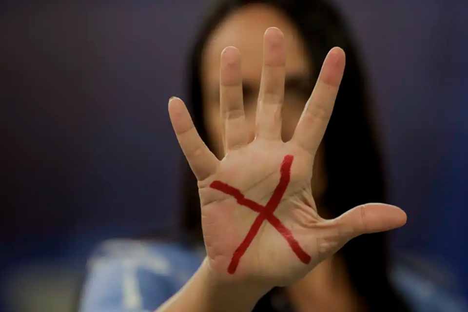 <div style="
                font-size: 18px;
                font-weight: bold;
                color: #0073aa;
                margin-bottom: 5px;
                text-transform: uppercase;
            ">VIOLÊNCIA CONTRA A MULHER</div>Três Poderes lançam Pacto Nacional contra o Feminicídio após média de 4 mortes por dia no Brasil