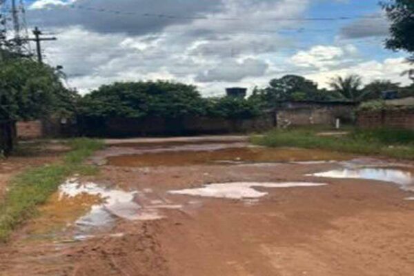 Vereador Gedeão Negreiros protocola pedido de obras urgentes na Rua Canoas, no bairro Marco Freire