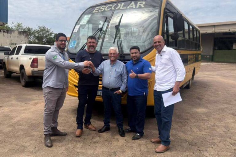 Cacaulândia recebe dois ônibus escolares com articulação do deputado Ismael Crispin no início do ano letivo