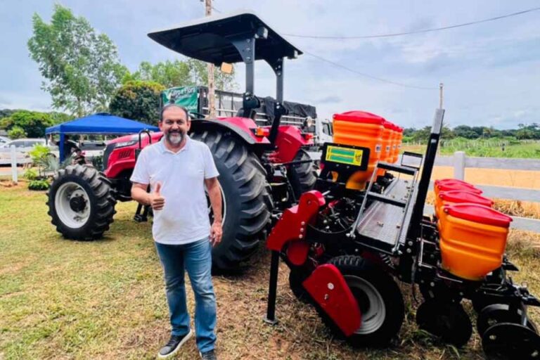 Laerte Gomes entrega trator, plantadeira e 110 carretinhas em Costa Marques e participa da inauguração da reforma da APAE