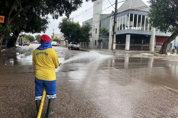 Prefeitura inicia limpeza pós-blocos às 6h e higieniza vias de Porto Velho durante o carnaval