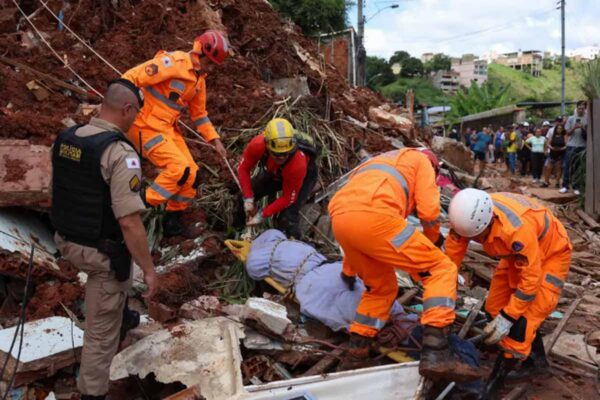 Deslizamentos e enchentes elevam para 64 o número de mortos na Zona da Mata Mineira