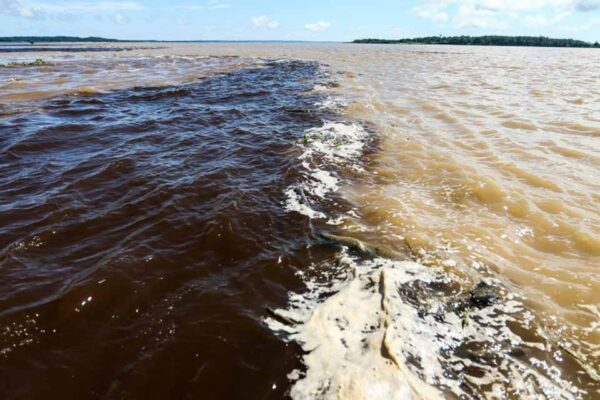 Naufrágio de lancha no Amazonas deixa dois mortos e sete desaparecidos; buscas seguem neste sábado