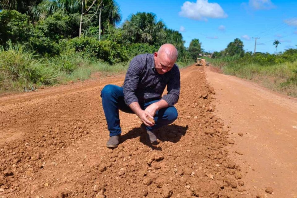 <div style="
                font-size: 18px;
                font-weight: bold;
                color: #0073aa;
                margin-bottom: 5px;
                text-transform: uppercase;
            ">INFRAESTRUTURA VIÁRIA</div>Ezequiel Neiva acompanha manutenção da RO-420 e destaca parceria com governo em Nova Mamoré