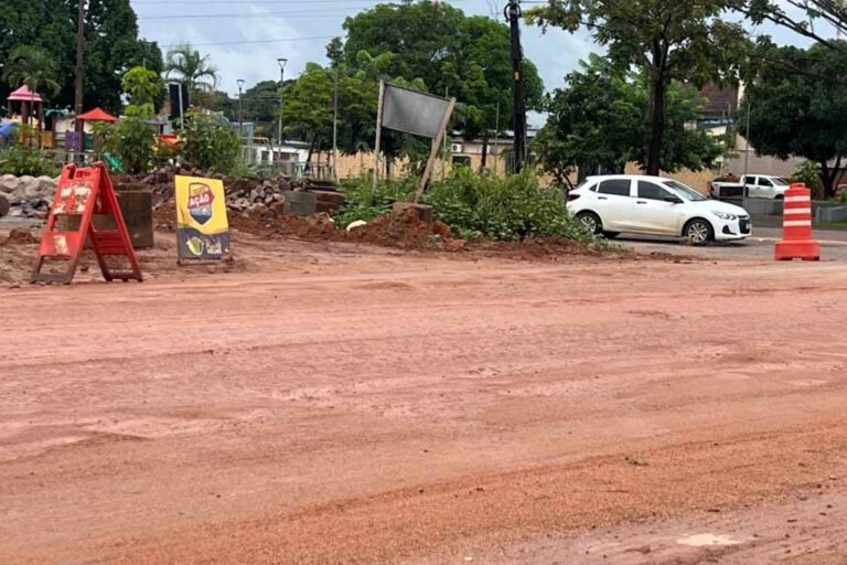 Obra emergencial na Avenida Calama substitui drenagem e altera pavimento em Porto Velho