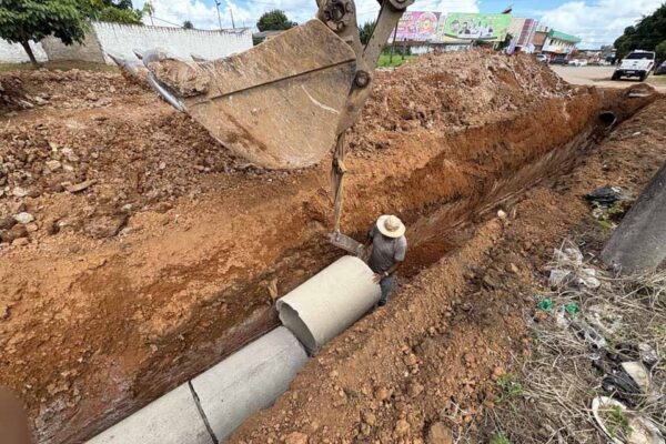 Obra de drenagem instala 166 manilhas e amplia escoamento na Rua Benjamin Constant, em Porto Velho