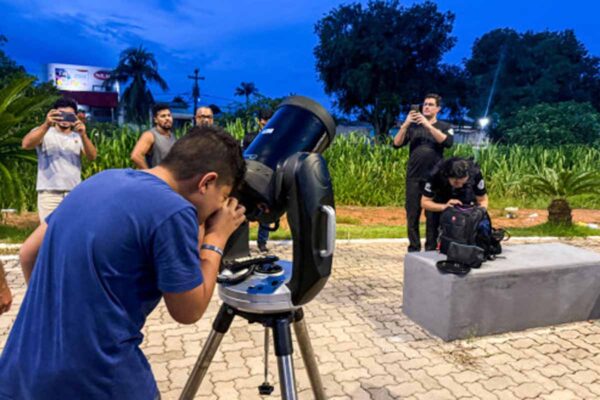 Observação astronômica gratuita aproxima crianças e famílias da ciência em Porto Velho