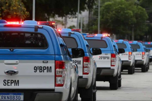 Operação da PM mobiliza 200 policiais no Complexo da Maré e apreende armas