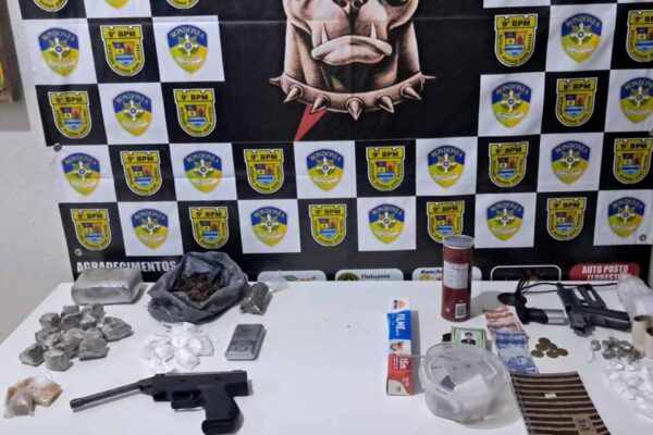 Suspeitos são levados à Central de Flagrantes após apreensão de drogas e arma adaptada em Jaci-Paraná