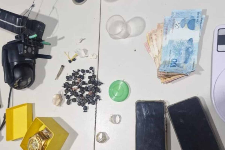 <div style="
                font-size: 18px;
                font-weight: bold;
                color: #0073aa;
                margin-bottom: 5px;
                text-transform: uppercase;
            ">APREENSÃO DE DROGAS</div>PM prende suspeito por tráfico e apreende drogas durante ação na BR-319, em Porto Velho