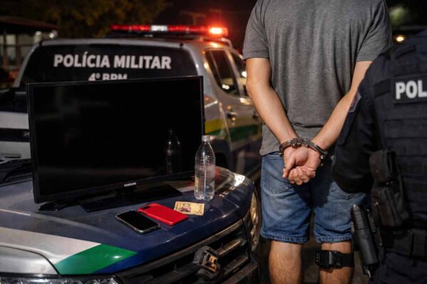 Homem é preso em Cacoal com TV e celular suspeitos de furto, diz Polícia Militar