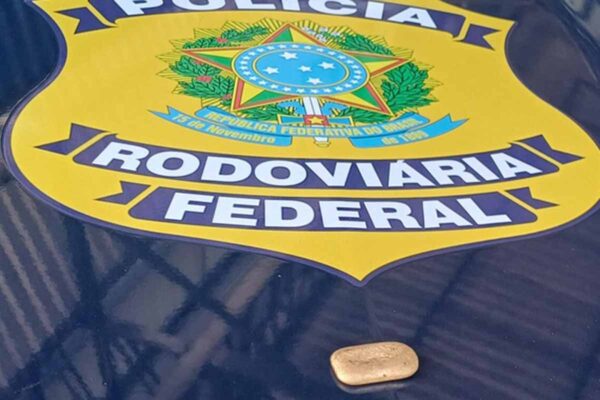 PRF apreende barra de ouro sem origem comprovada durante fiscalização na BR-364, em Vilhena