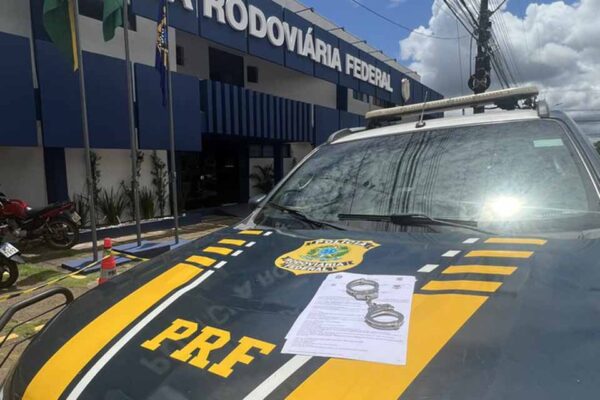 PRF cumpre mandados por pensão alimentícia, roubo e uso de documento falso durante fiscalizações na BR-364 em Rondônia