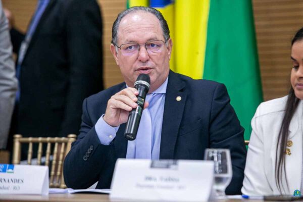 Pedro Fernandes propõe asfalto na RO-140 e ponte de concreto sobre o Rio Preto em Rio Crespo