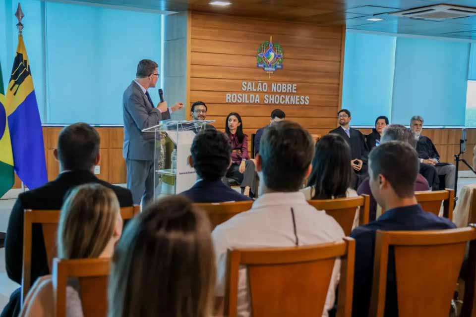 <div style="
                font-size: 18px;
                font-weight: bold;
                color: #0073aa;
                margin-bottom: 5px;
                text-transform: uppercase;
            ">POSSE INSTITUCIONAL</div>Governo de Rondônia empossa três novos procuradores e reforça atuação da PGE